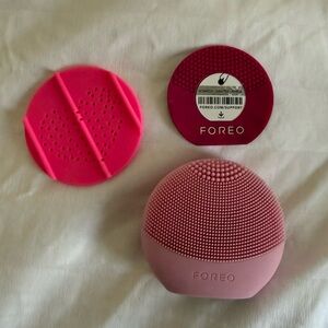 FOREO Silicone Facial Cleansing Device in Light Pink with Hot Pink Accessories